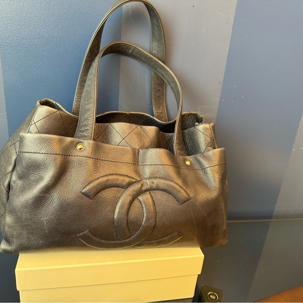 Chanel Caviar Navy Leather tote bag - Large CC embossed logo on front